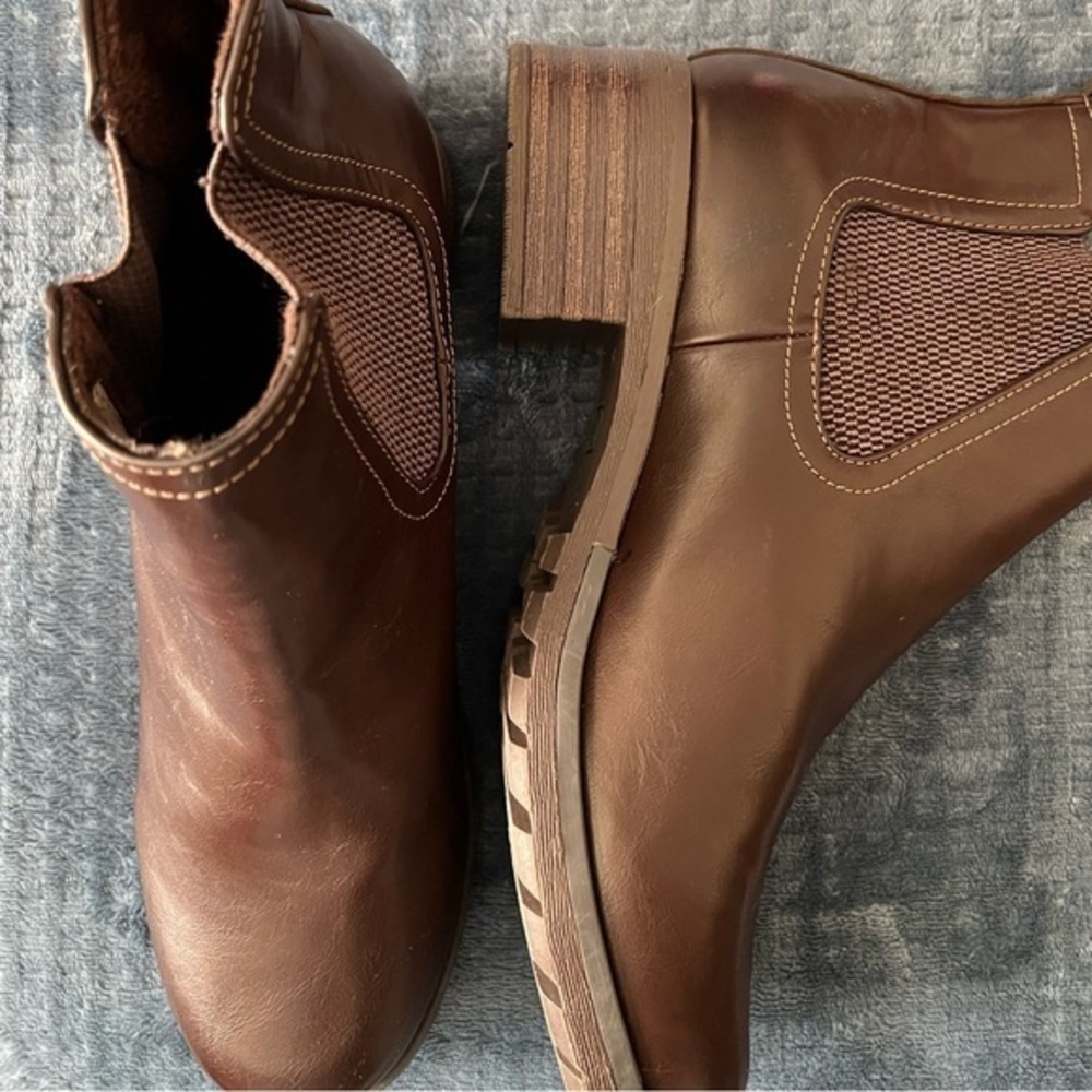 Eastland size 11 brown pull on bootie